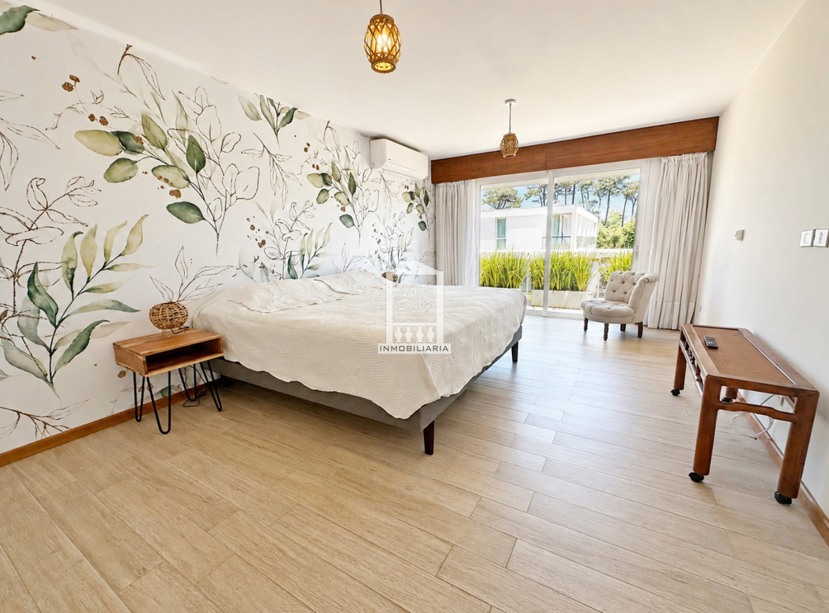 Casa ID.34401 - Barrio Privado, Playa Mansa. 5 suites + servicio, 2 piscinas. Losa radiante. 