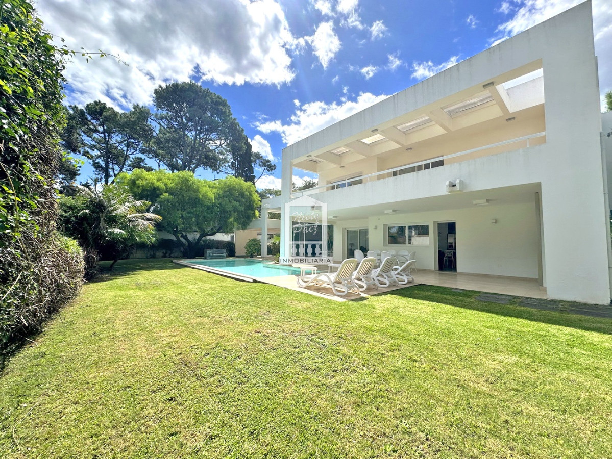 Casa ID.33507 - Playa Mansa, barrio privado. 4 suites + servicio, piscina. Losa radiante