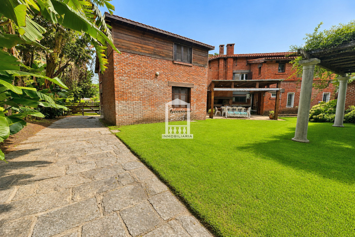 Casa ID.40237 - 565 m2 construidos, 1.495 m2 de terreno. Playa Mansa