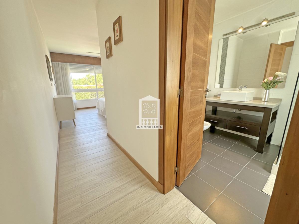 Casa ID.34401 - Barrio Privado, Playa Mansa. 5 suites + servicio, 2 piscinas. Losa radiante. 
