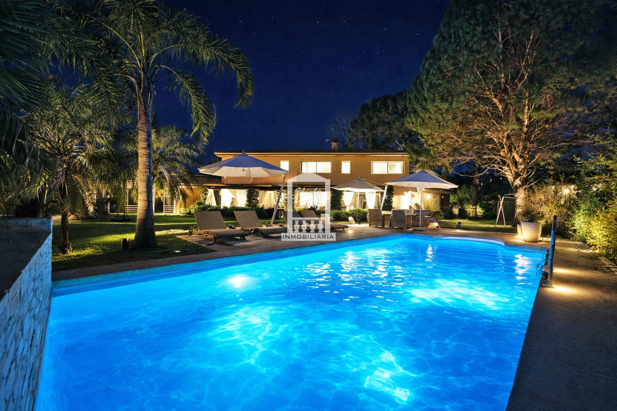 Casa ID.33898 - Barrio Privado. 500 m2 construidos, 1.491 m2 de terreno. Piscina climatizada. Pronta para entrar.