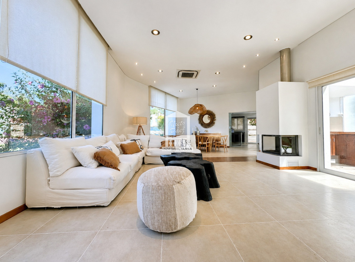 Casa ID.34401 - Barrio Privado, Playa Mansa. 5 suites + servicio, 2 piscinas. Losa radiante. 