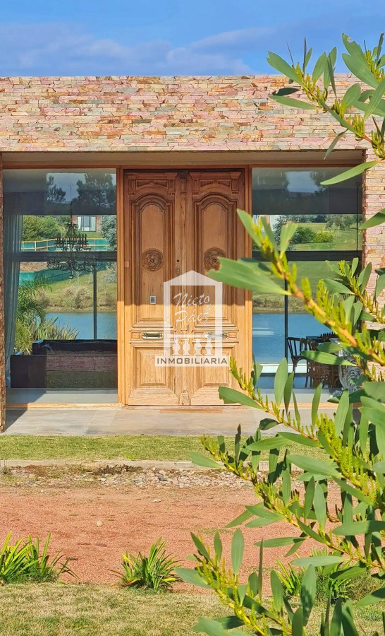 Casa ID.37708 - Pueblo Mío, sobre lago, 4 suites, piscina. Barrio Privado de lujo con amenities.