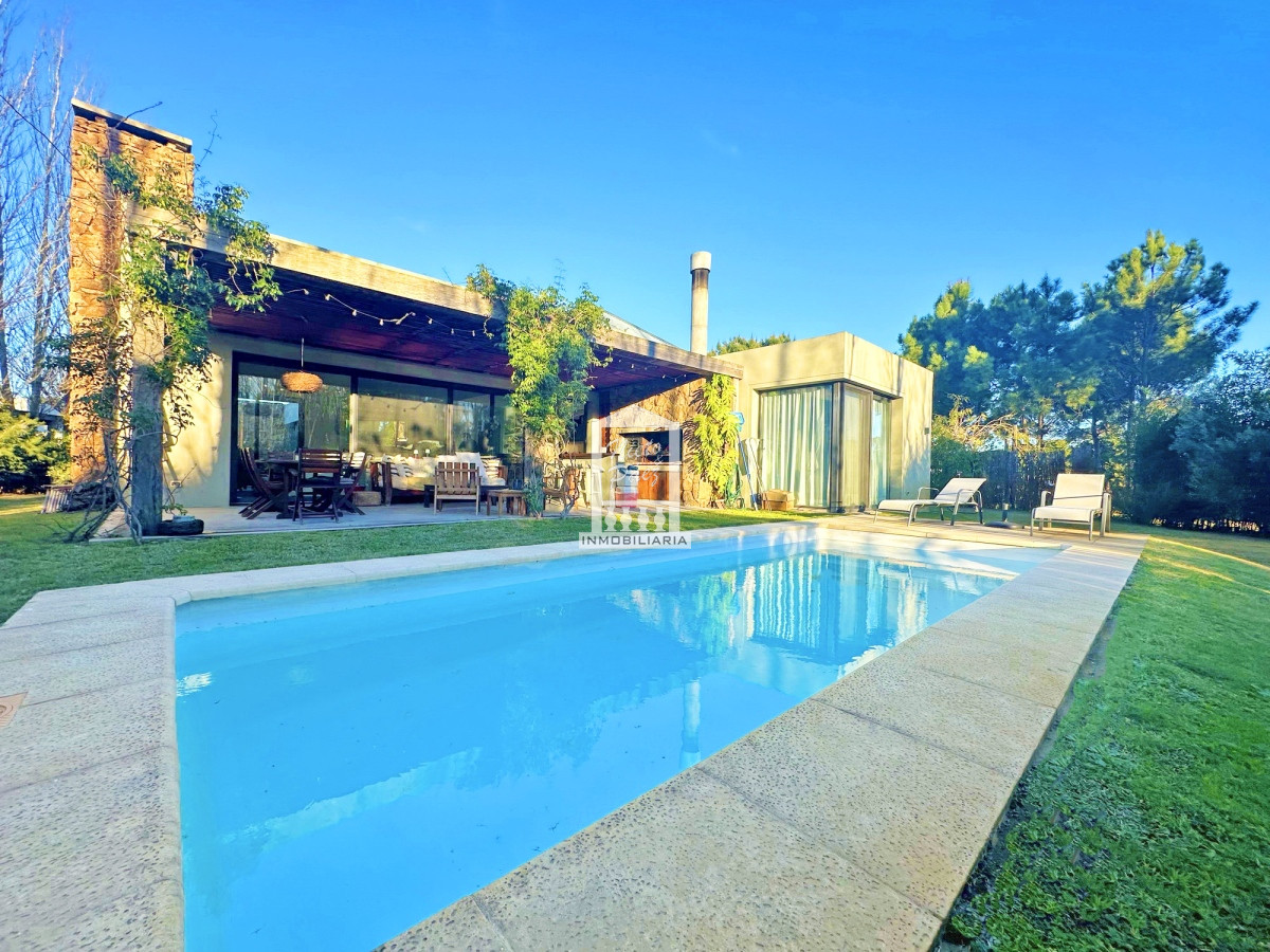 Barrio privado. 3 suites, piscina climatizada. Losa radiante. 