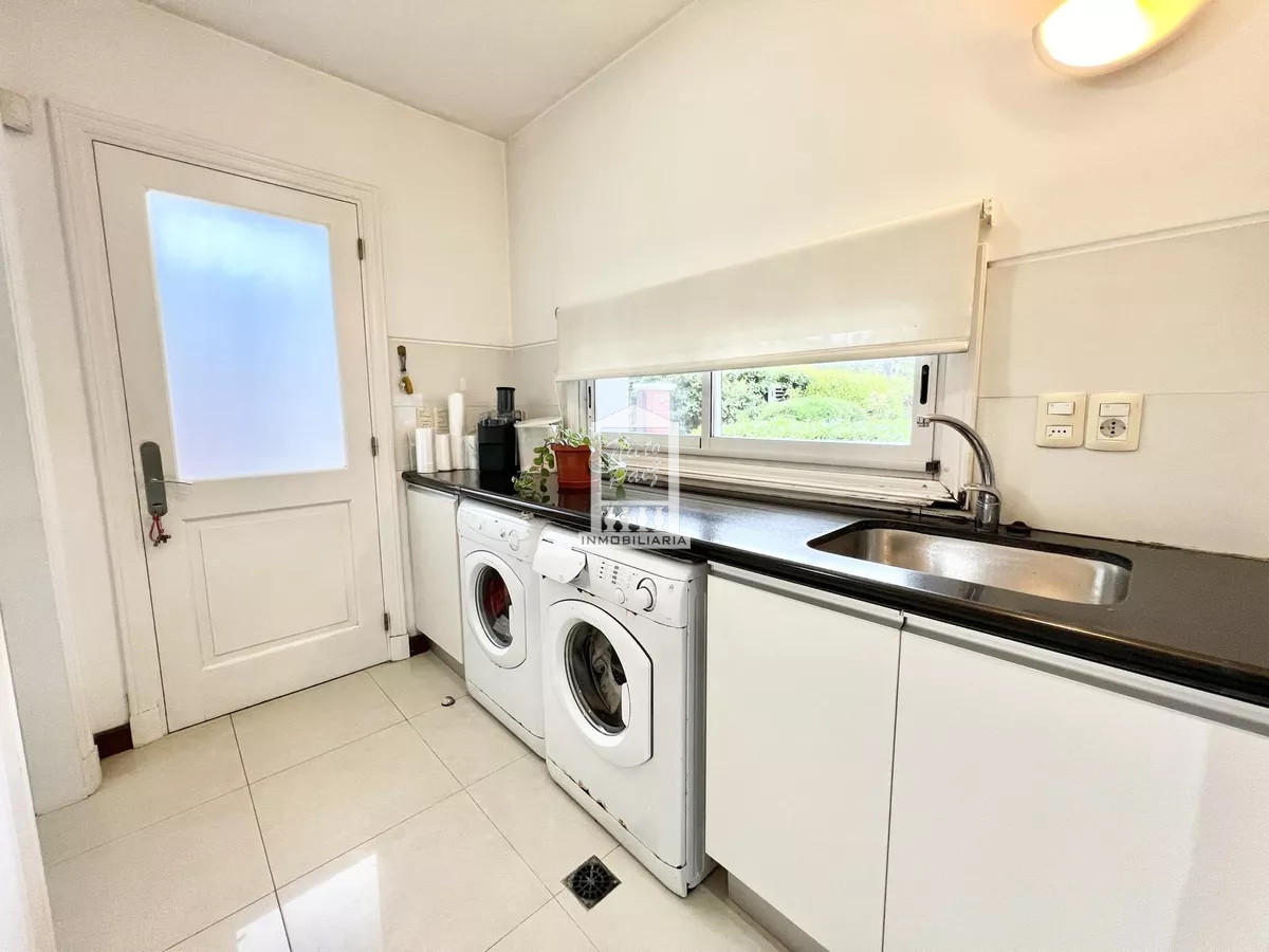 Casa ID.39618 - Mansa, 487 m2 construidos. Losa radiante. Piscina climatizada