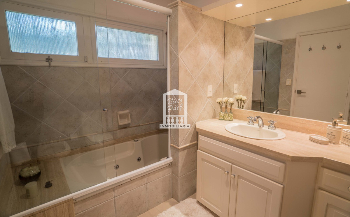 Casa ID.30186 - Playa Mansa, 568 m2 construidos. 5 dorm y dependencia, pileta climatizada