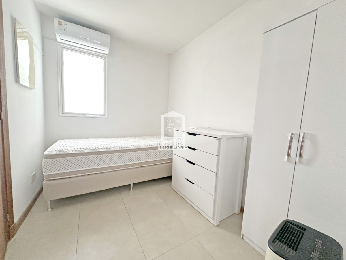 Casa ID.34401 - Barrio Privado, Playa Mansa. 5 suites + servicio, 2 piscinas. Losa radiante. 