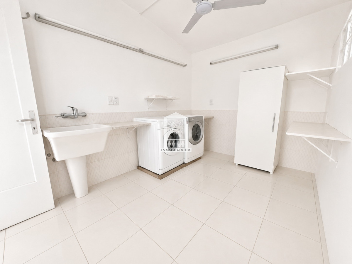 Casa ID.40237 - 565 m2 construidos, 1.495 m2 de terreno. Playa Mansa