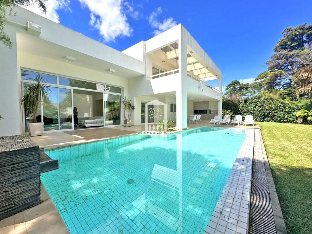 Casa ID.33507 - Playa Mansa, barrio privado. 4 suites + servicio, piscina. Losa radiante