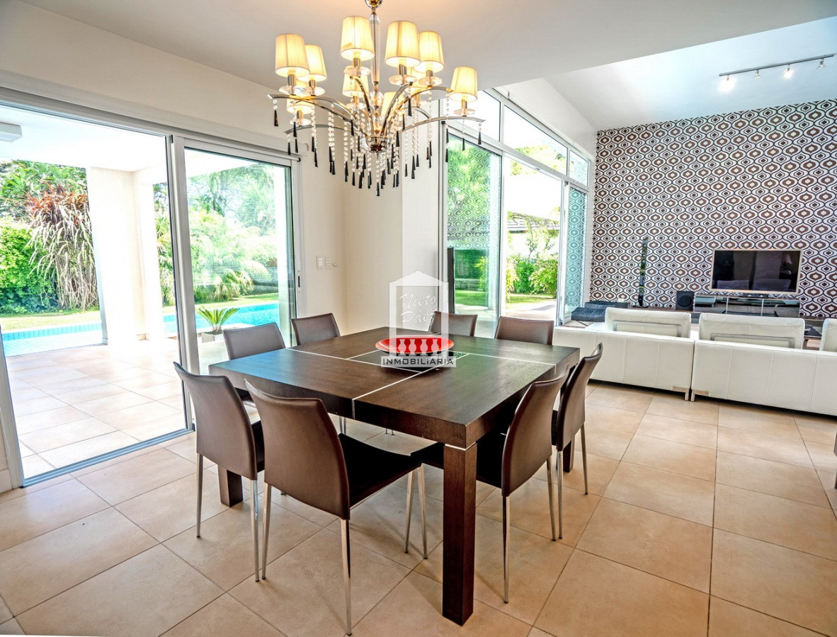 Casa ID.33507 - Playa Mansa, barrio privado. 4 suites + servicio, piscina. Losa radiante