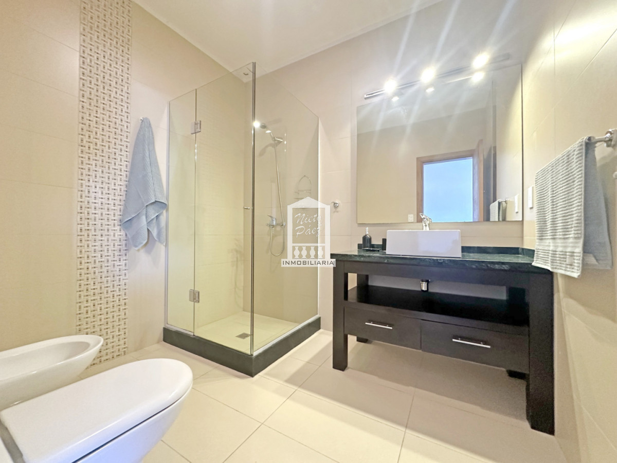 Casa ID.34401 - Barrio Privado, Playa Mansa. 5 suites + servicio, 2 piscinas. Losa radiante. 