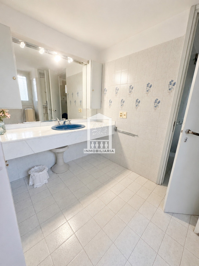 Casa ID.40237 - 565 m2 construidos, 1.495 m2 de terreno. Playa Mansa