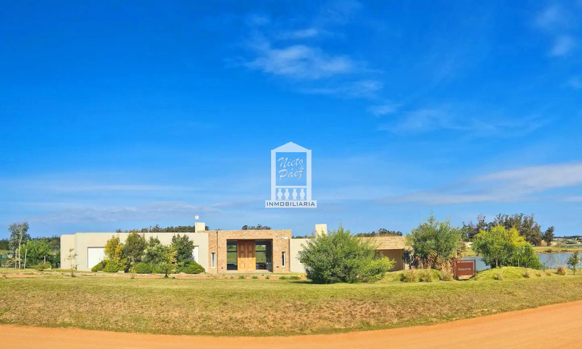 Casa ID.37708 - Pueblo Mío, sobre lago, 4 suites, piscina. Barrio Privado de lujo con amenities.