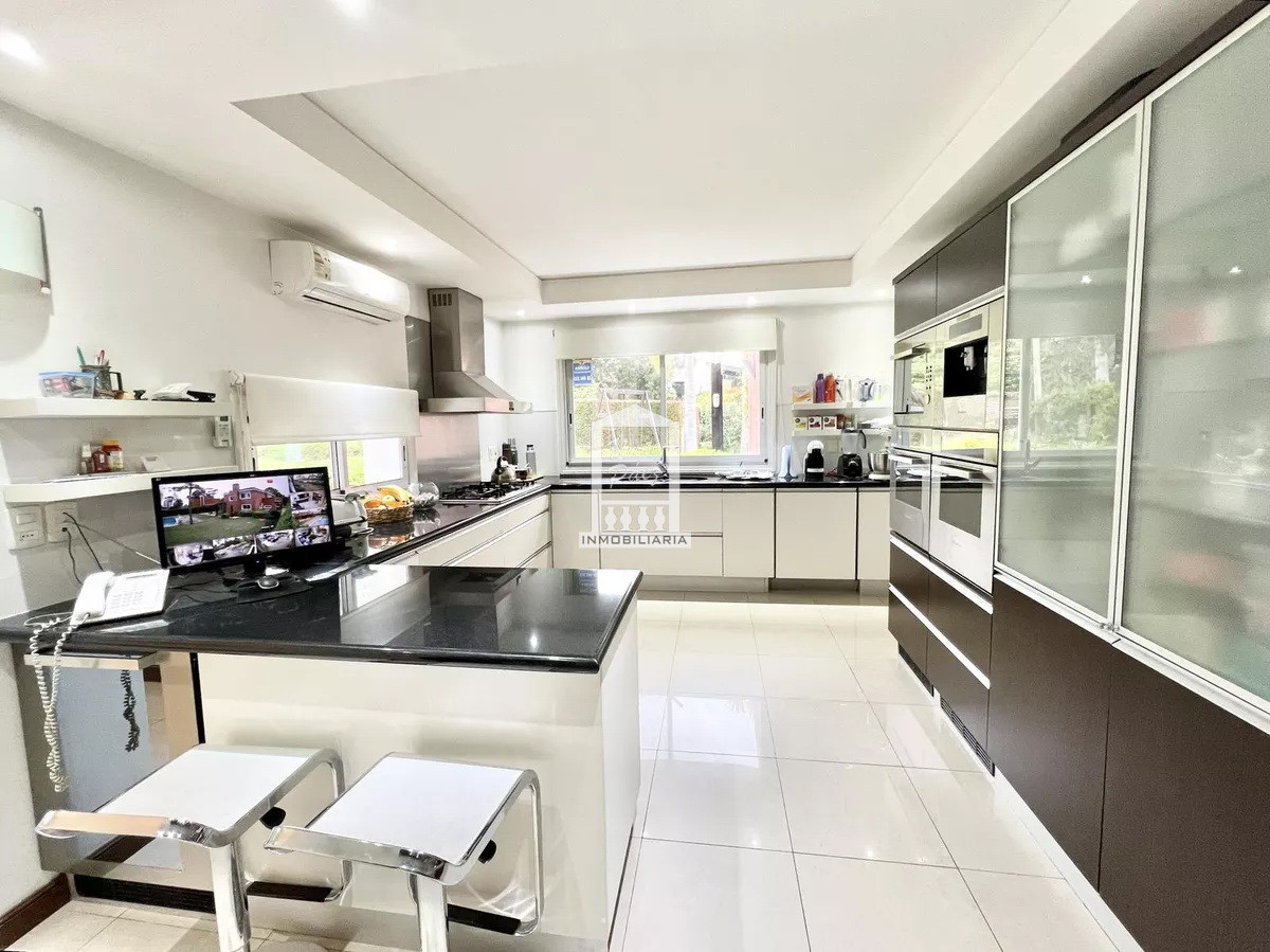 Casa ID.39618 - Mansa, 487 m2 construidos. Losa radiante. Piscina climatizada
