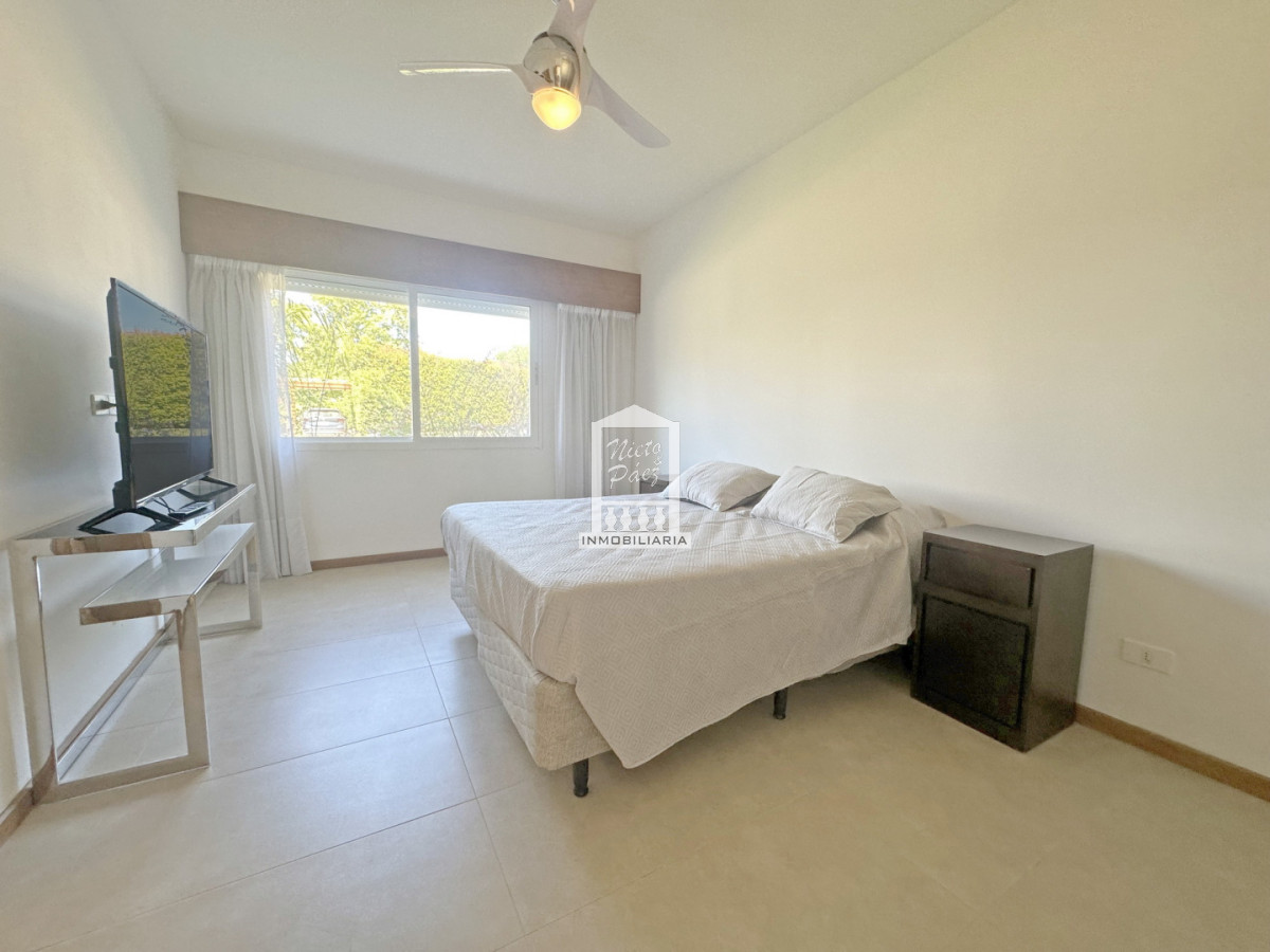 Casa ID.34401 - Barrio Privado, Playa Mansa. 5 suites + servicio, 2 piscinas. Losa radiante. 