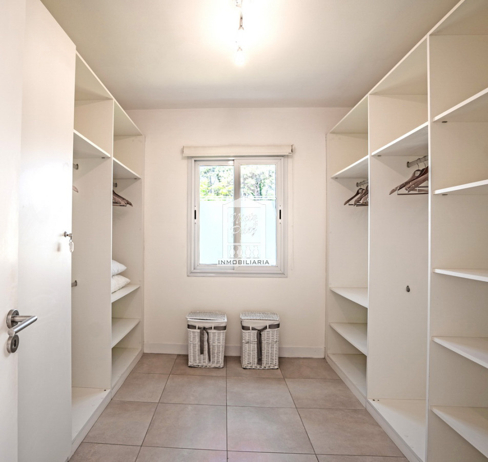 Casa ID.33507 - Playa Mansa, barrio privado. 4 suites + servicio, piscina. Losa radiante