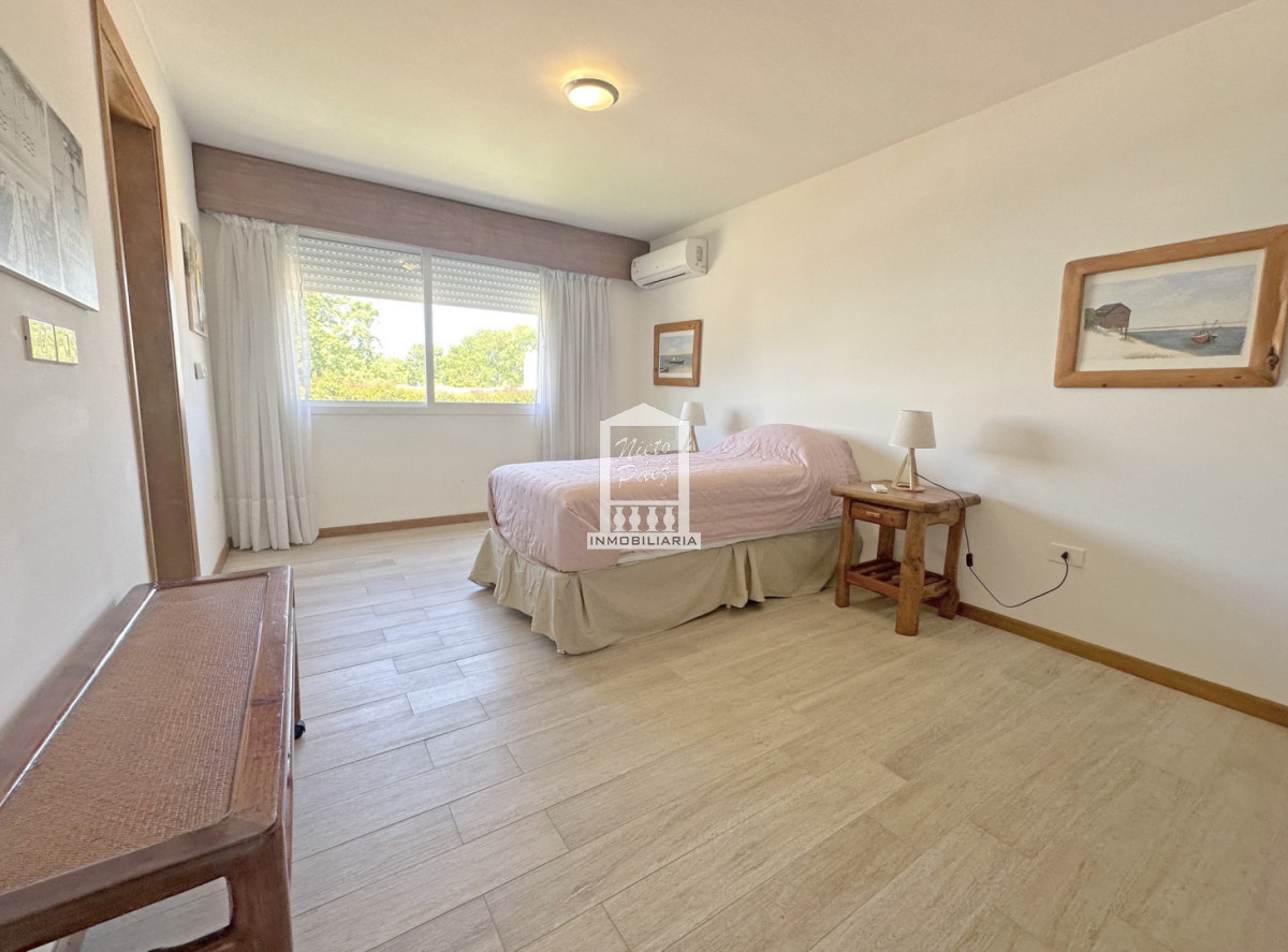 Casa ID.34401 - Barrio Privado, Playa Mansa. 5 suites + servicio, 2 piscinas. Losa radiante. 