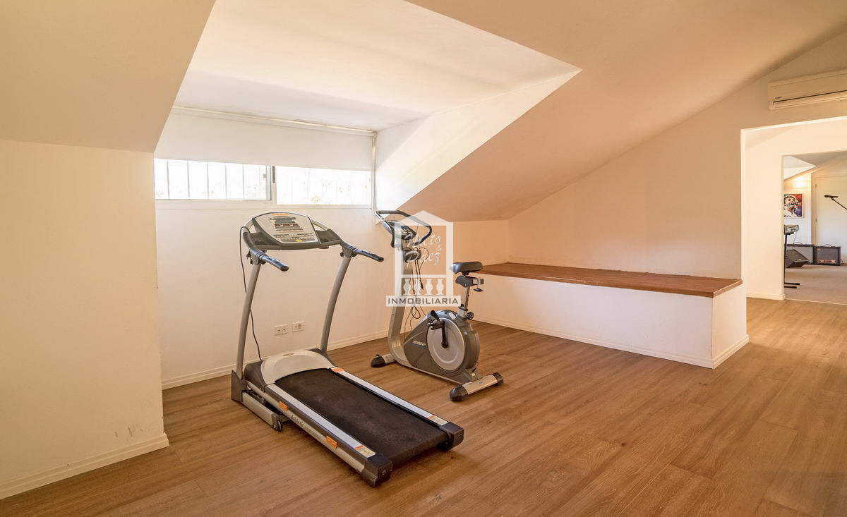 Casa ID.30186 - Playa Mansa, 568 m2 construidos. 5 dorm y dependencia, pileta climatizada