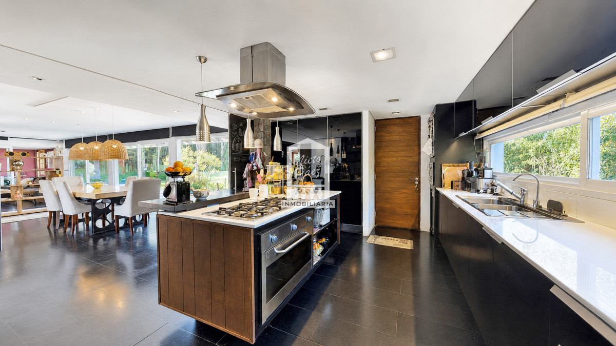 Casa ID.34815 - Barrio privado, moderna, 5 suites, 489 m2, ideal para vivir todo el año.