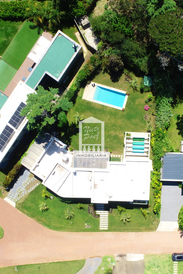 Casa ID.34401 - Barrio Privado, Playa Mansa. 5 suites + servicio, 2 piscinas. Losa radiante. 