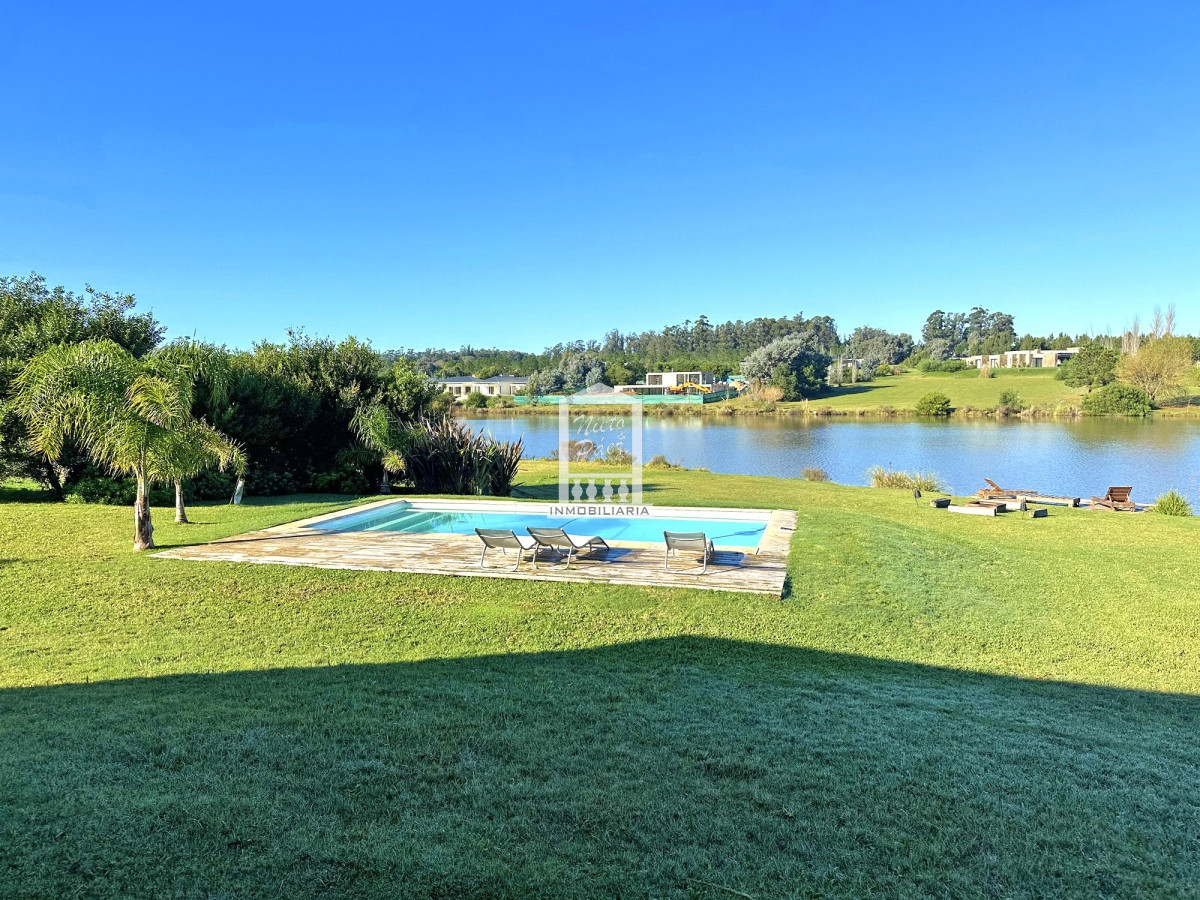 Casa ID.37708 - Pueblo Mío, sobre lago, 4 suites, piscina. Barrio Privado de lujo con amenities.