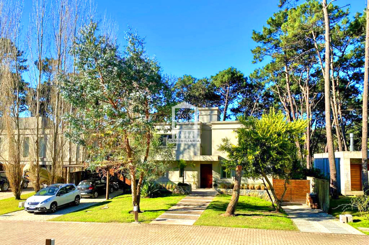 Exclusivo Barrio Privado en playa brava. Moderna casa pronta para entrar