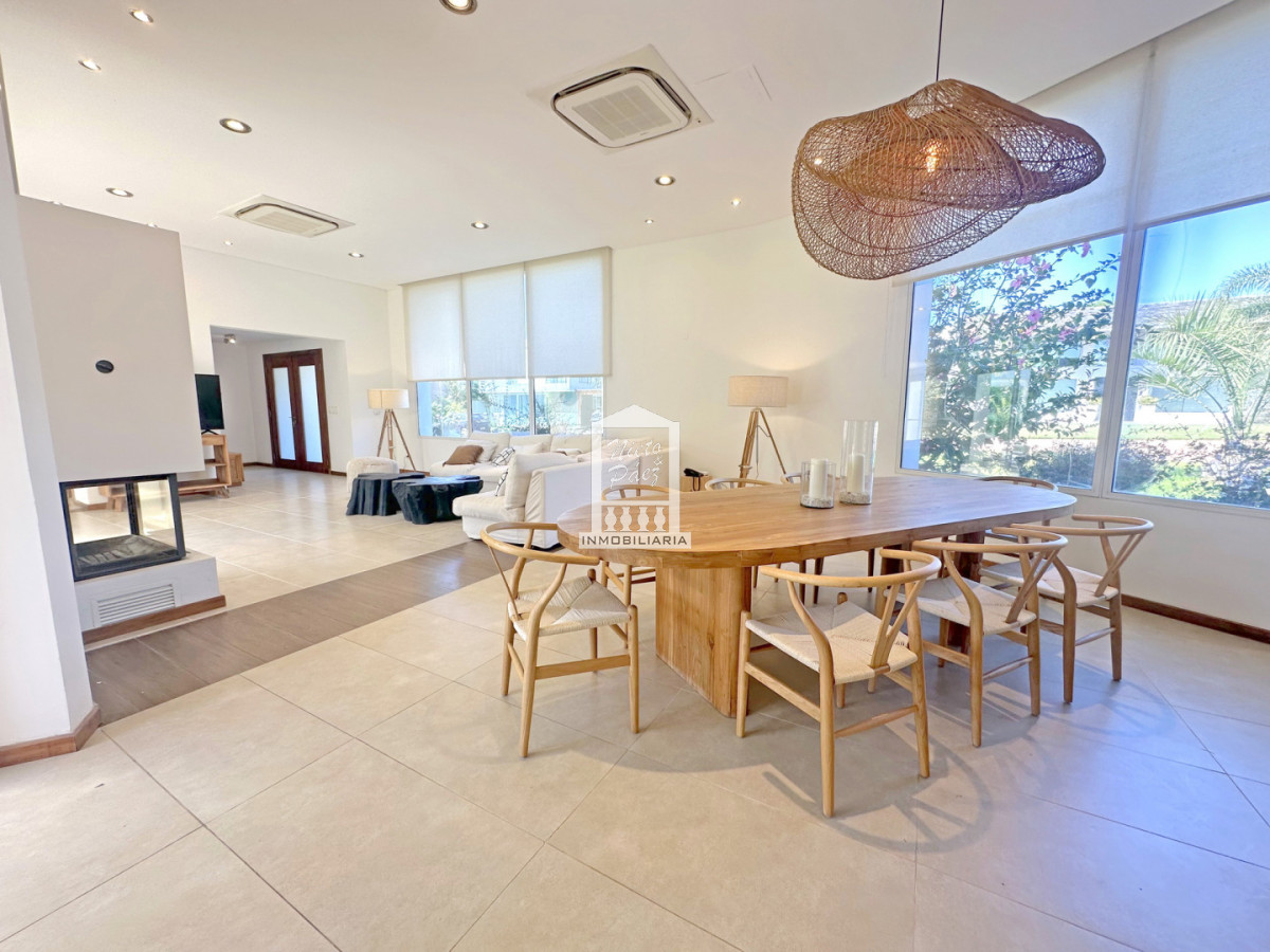 Casa ID.34401 - Barrio Privado, Playa Mansa. 5 suites + servicio, 2 piscinas. Losa radiante. 