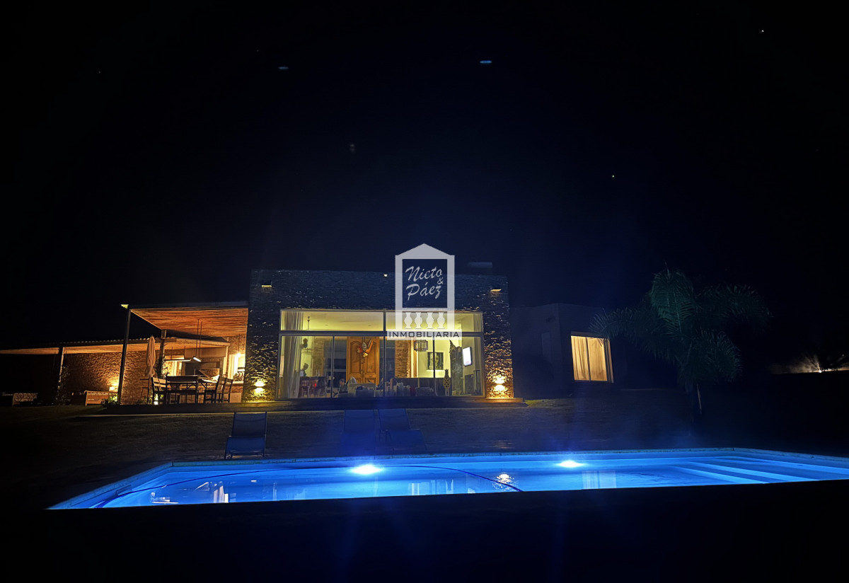 Casa ID.37708 - Pueblo Mío, sobre lago, 4 suites, piscina. Barrio Privado de lujo con amenities.