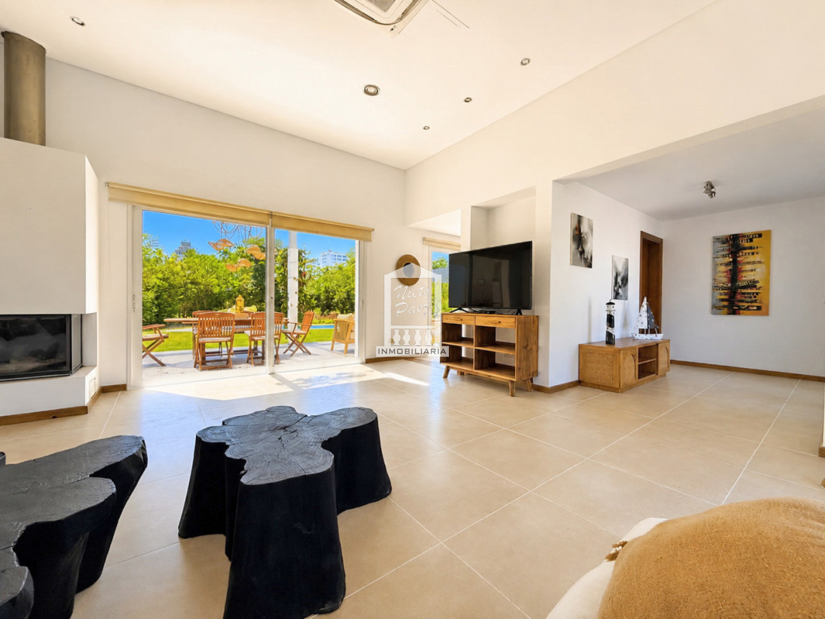 Casa ID.34401 - Barrio Privado, Playa Mansa. 5 suites + servicio, 2 piscinas. Losa radiante. 