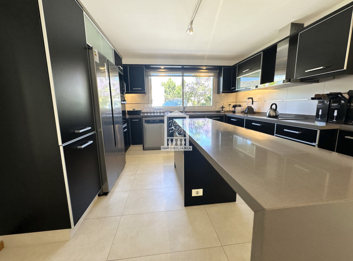 Casa ID.34401 - Barrio Privado, Playa Mansa. 5 suites + servicio, 2 piscinas. Losa radiante. 