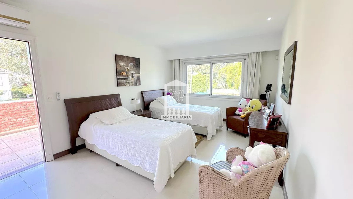 Casa ID.39618 - Mansa, 487 m2 construidos. Losa radiante. Piscina climatizada