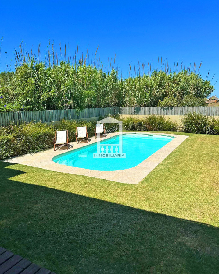 Casa ID.40104 - El Chorro, Reciclada. 3 dorm y servicio. Piscina. Vidrios DVH