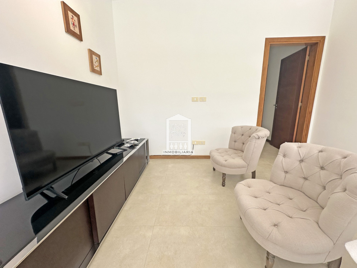 Casa ID.34401 - Barrio Privado, Playa Mansa. 5 suites + servicio, 2 piscinas. Losa radiante. 