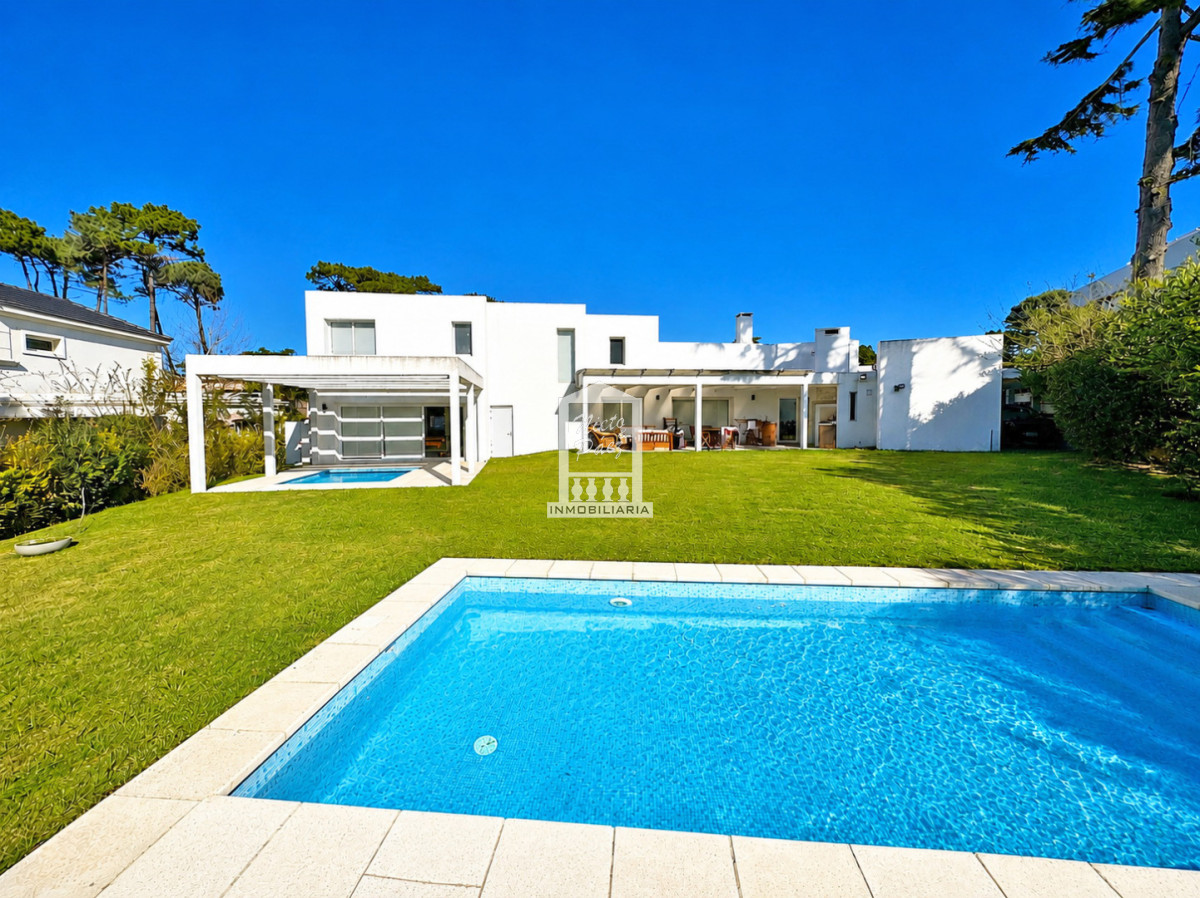 Casa ID.34401 - Barrio Privado, Playa Mansa. 5 suites + servicio, 2 piscinas. Losa radiante. 