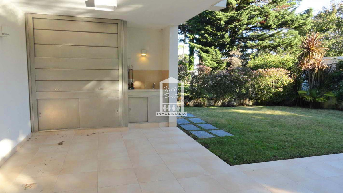 Casa ID.33507 - Playa Mansa, barrio privado. 4 suites + servicio, piscina. Losa radiante