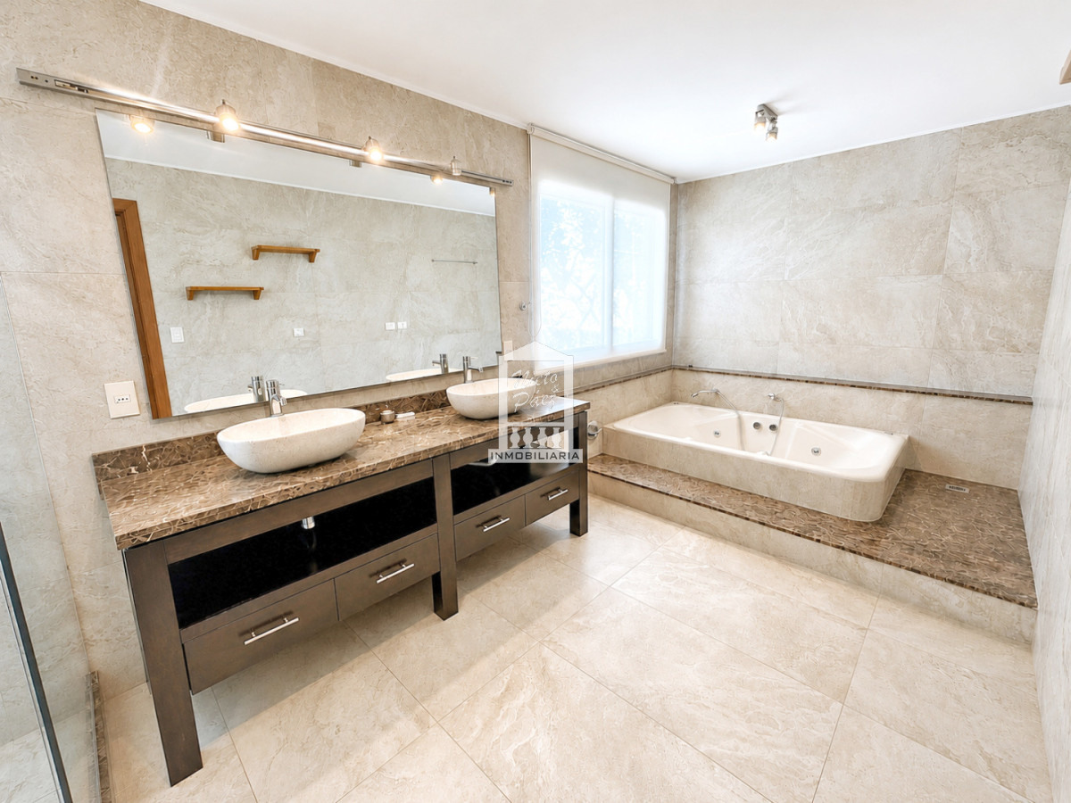 Casa ID.34401 - Barrio Privado, Playa Mansa. 5 suites + servicio, 2 piscinas. Losa radiante. 