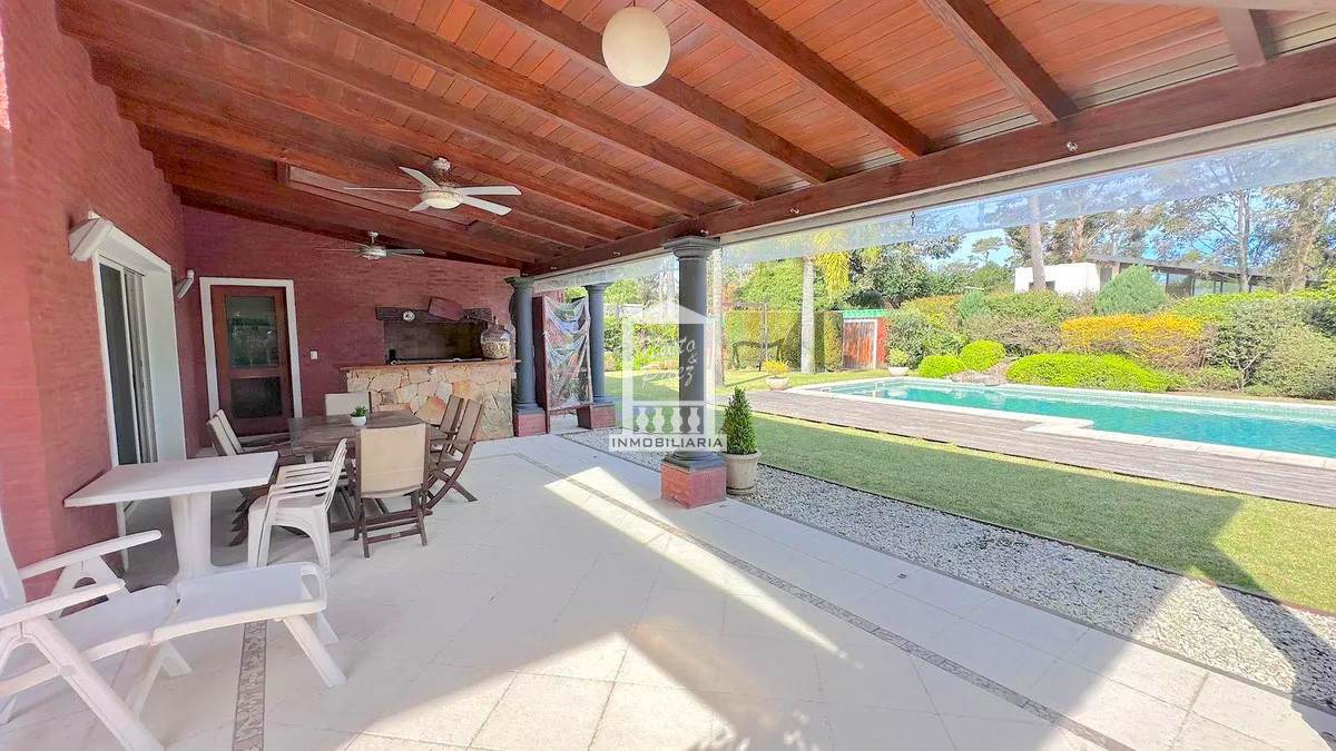 Casa ID.39618 - Mansa, 487 m2 construidos. Losa radiante. Piscina climatizada