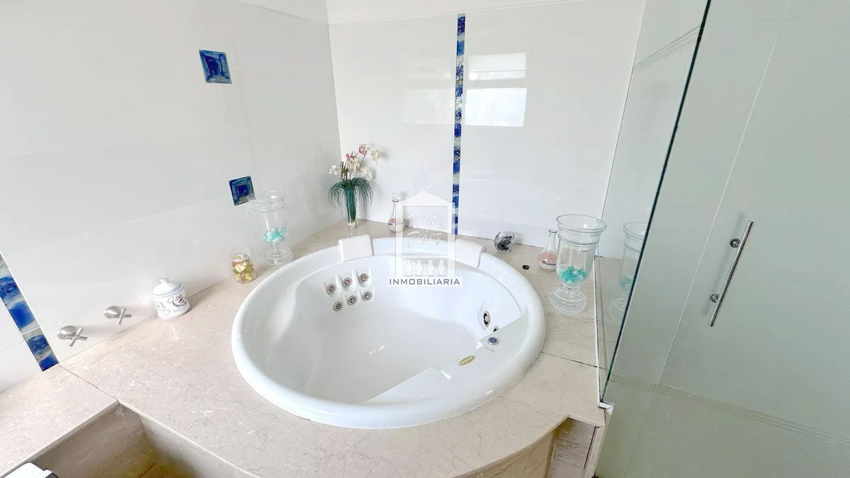 Casa ID.39618 - Mansa, 487 m2 construidos. Losa radiante. Piscina climatizada