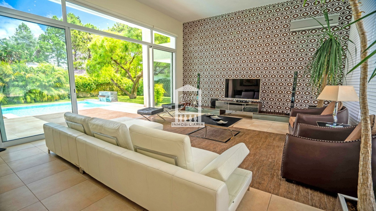 Casa ID.33507 - Playa Mansa, barrio privado. 4 suites + servicio, piscina. Losa radiante