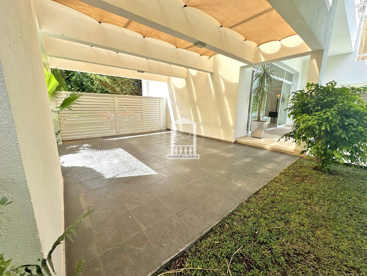 Casa ID.33507 - Playa Mansa, barrio privado. 4 suites + servicio, piscina. Losa radiante
