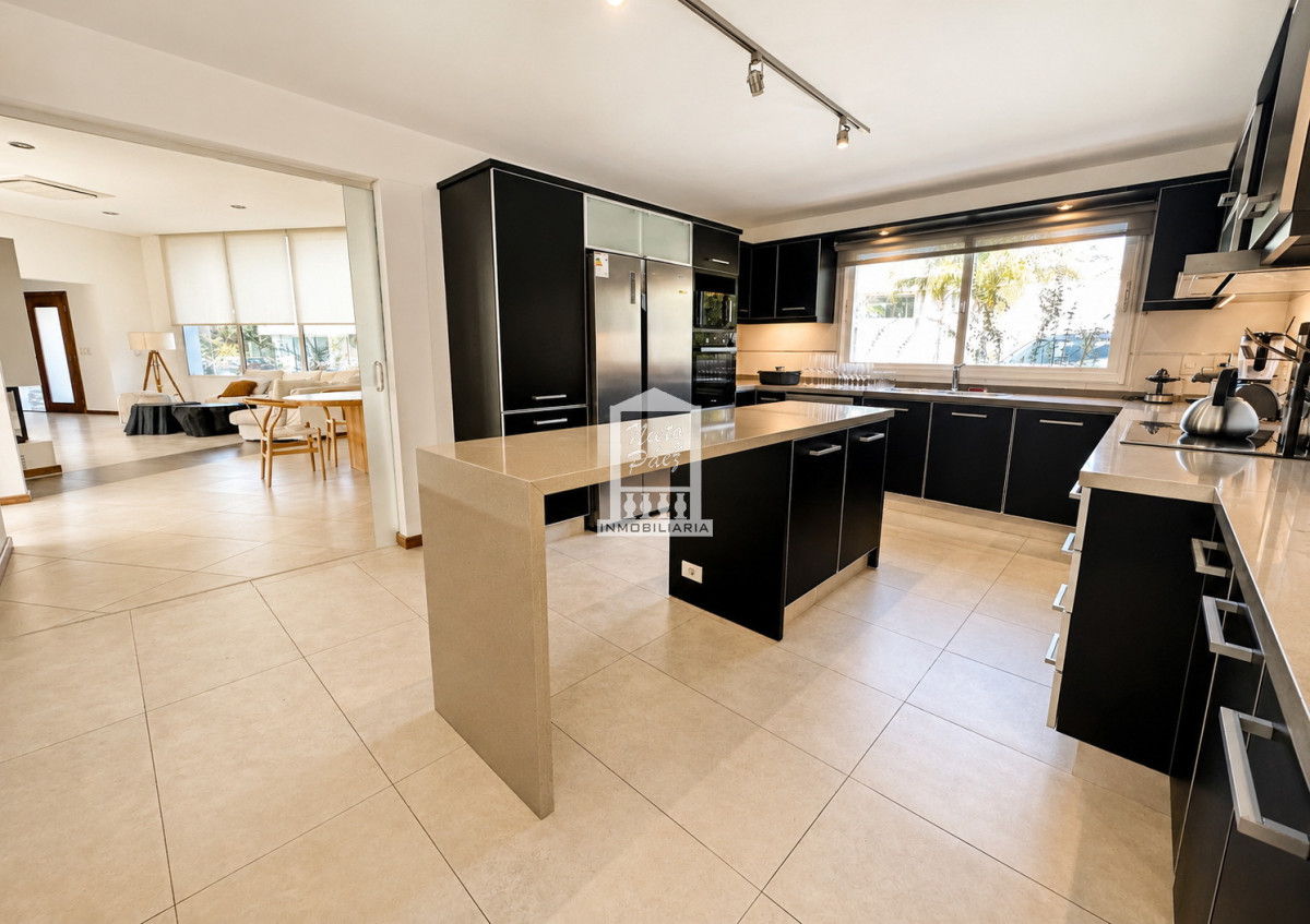 Casa ID.34401 - Barrio Privado, Playa Mansa. 5 suites + servicio, 2 piscinas. Losa radiante. 