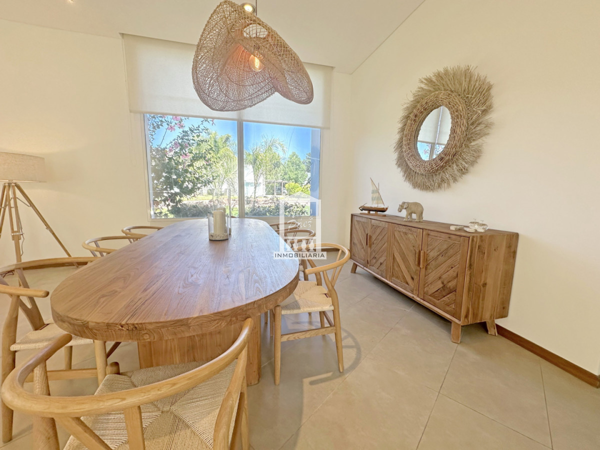 Casa ID.34401 - Barrio Privado, Playa Mansa. 5 suites + servicio, 2 piscinas. Losa radiante. 