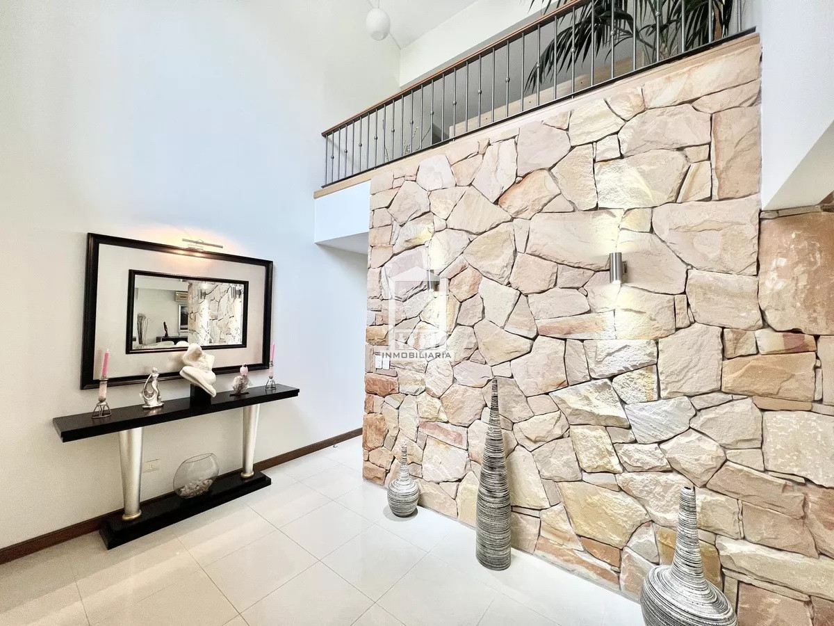 Casa ID.39618 - Mansa, 487 m2 construidos. Losa radiante. Piscina climatizada