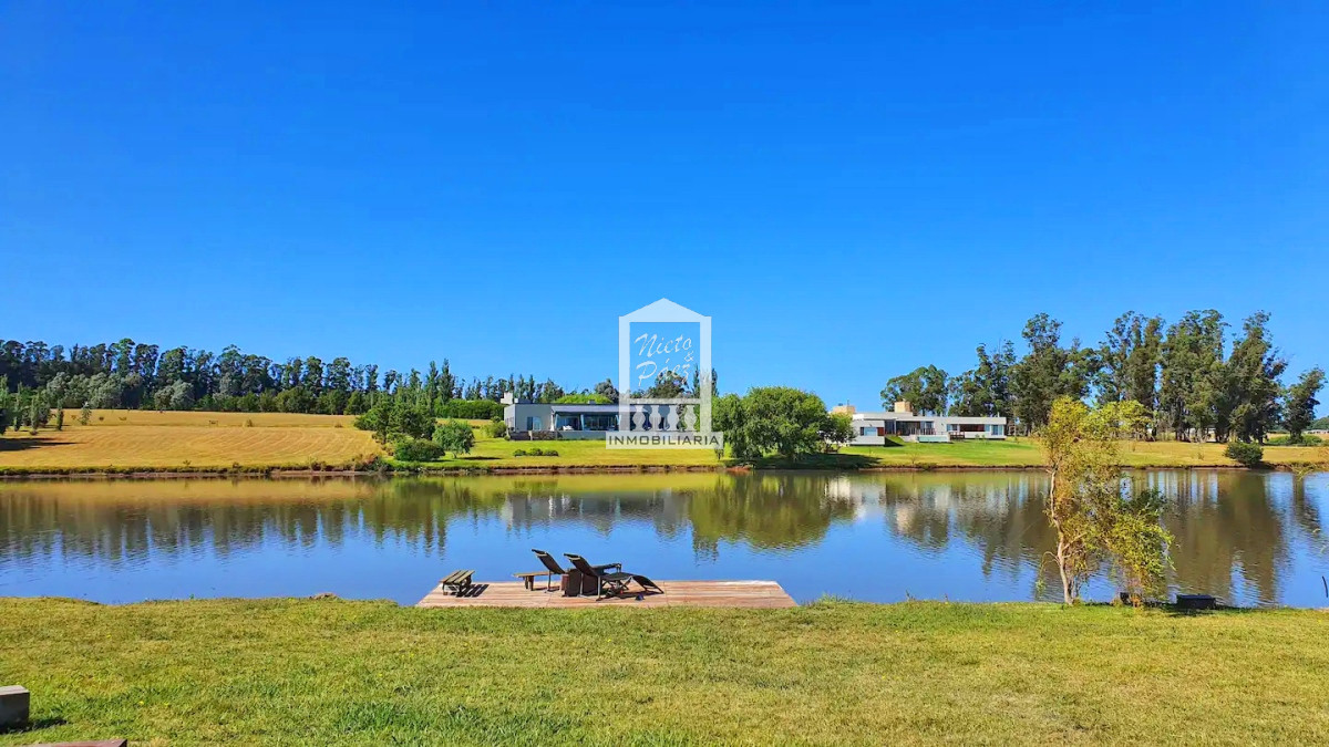 Casa ID.37708 - Pueblo Mío, sobre lago, 4 suites, piscina. Barrio Privado de lujo con amenities.