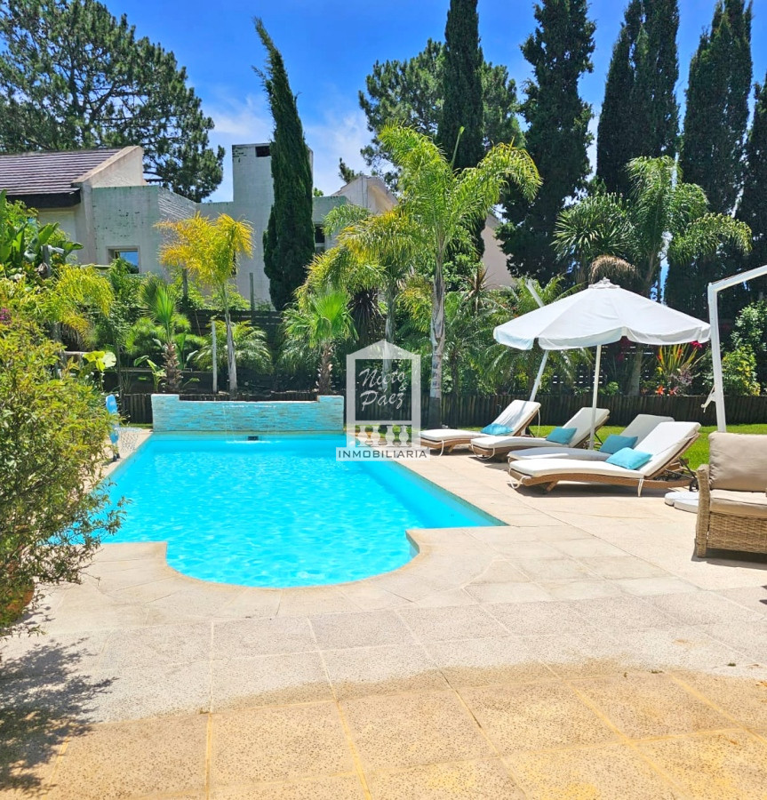 Barrio Privado. 500 m2 construidos, 1.500 m2 de terreno. Piscina climatizada. Pronta para entrar.