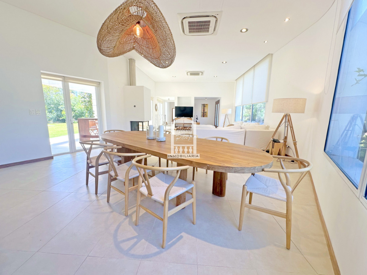 Casa ID.34401 - Barrio Privado, Playa Mansa. 5 suites + servicio, 2 piscinas. Losa radiante. 