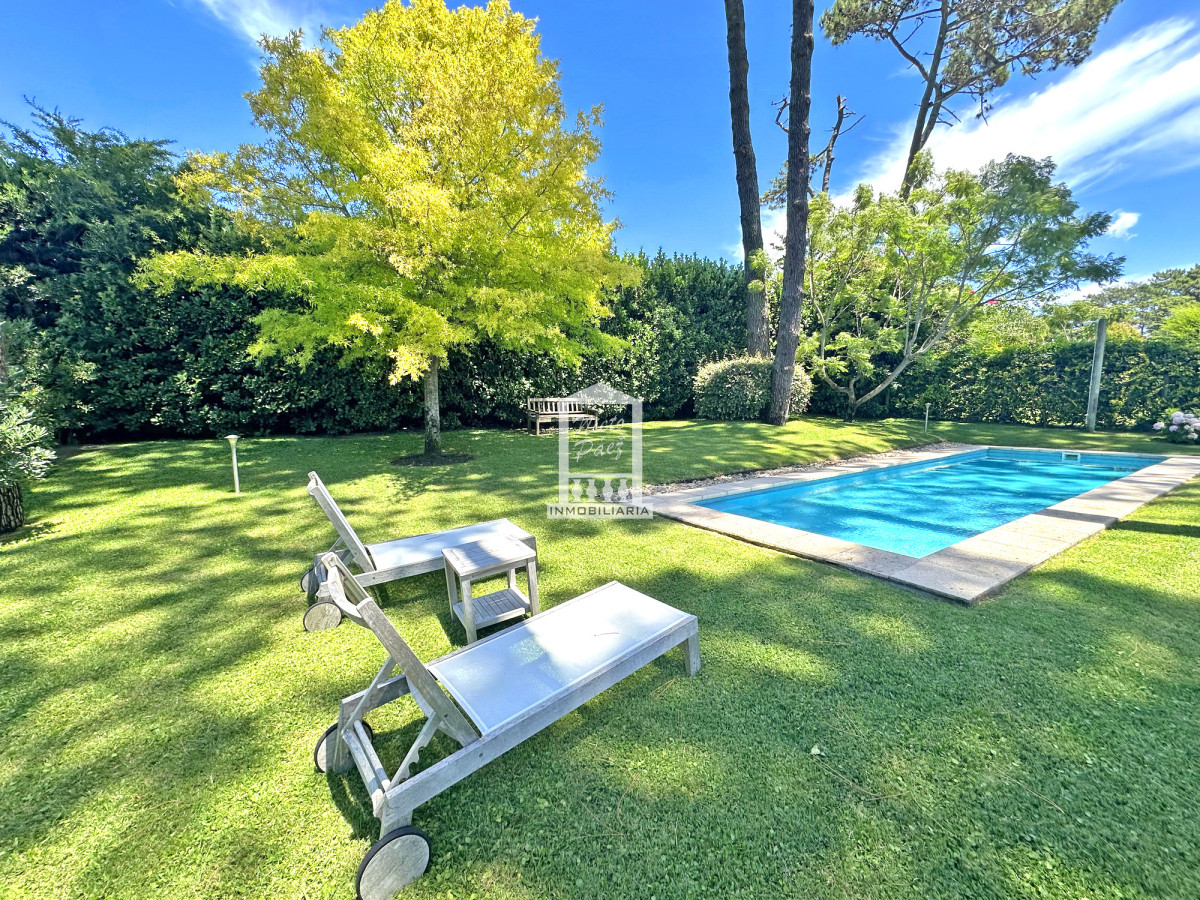 Exclusivo barrio privado, 3 suites + servicio completo, pileta. Losa radiante