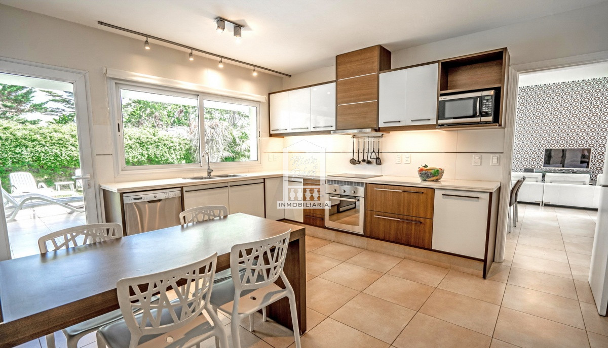 Casa ID.33507 - Playa Mansa, barrio privado. 4 suites + servicio, piscina. Losa radiante