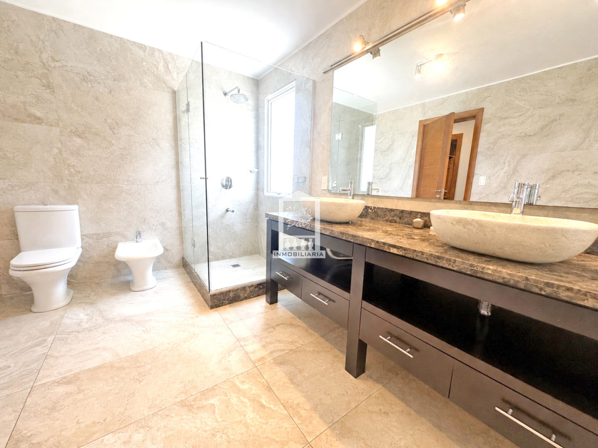 Casa ID.34401 - Barrio Privado, Playa Mansa. 5 suites + servicio, 2 piscinas. Losa radiante. 