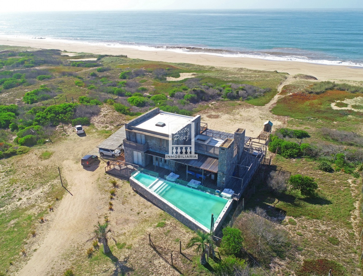 Sobre la arena, en Santa Mónica. José Ignacio. 7 dorm. De lujo